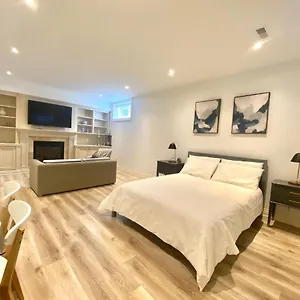 Guest house Spacious Bedroom With Living Area And Free Parking In Midtown, Toronto