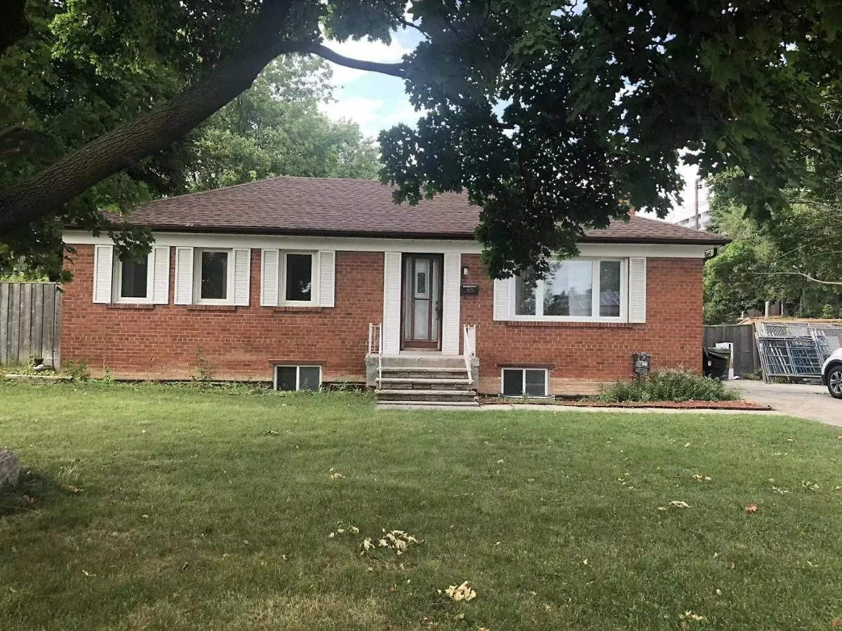 Cozy 3 Room Bungalow In Midtown Toronto